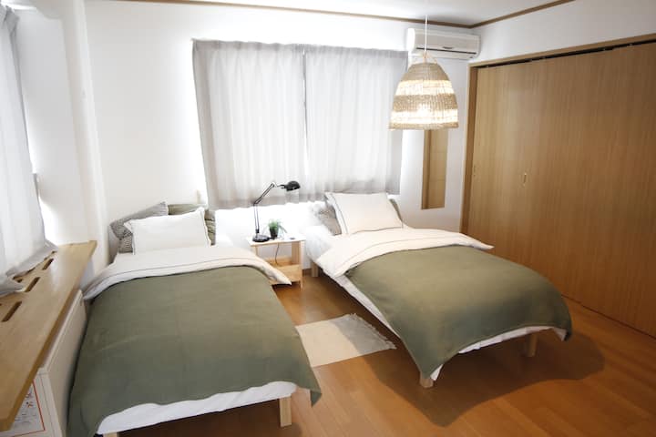 إنها غرفة النوم في الطابق الأول.يوجد مكيف هواء وخزانة كبيرة.