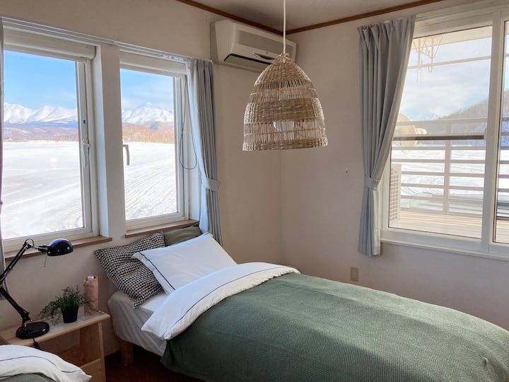 غرفة نوم في الطابق العلوي، بجوار الشرفة.يمكنك في كثير من الأحيان رؤية سلسلة جبال توكاشيداكي في هذه الغرفة.