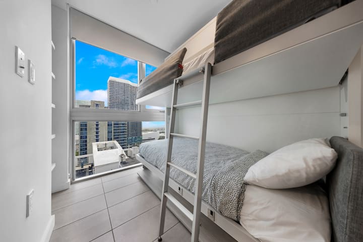 Tento priestor má dve rozkladacie samostatné postele a pracovný stôl s výhľadom na mesto.