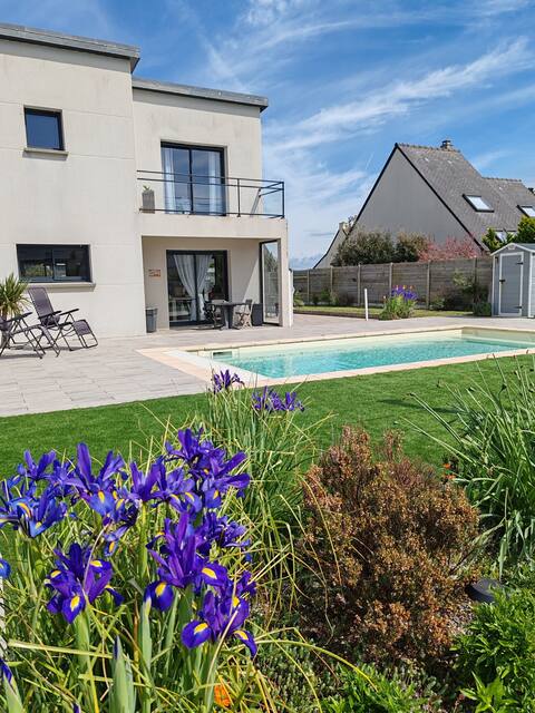 Villa 50 m from the sea with heated pool