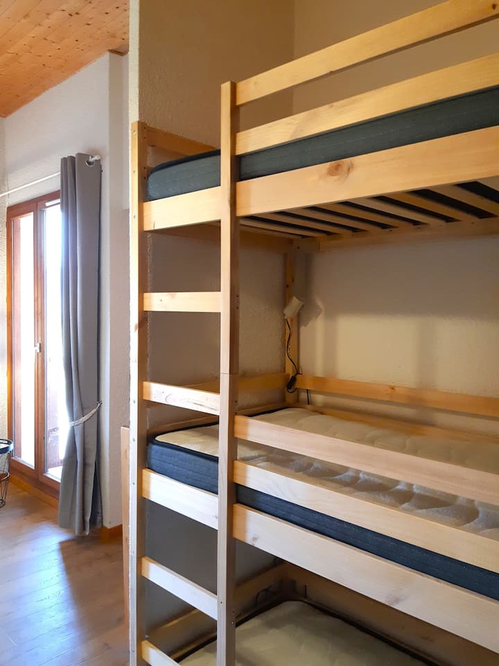Horský kútik (umiestnený pri vchode do apartmánu) s trojlôžkovými poschodovými posteľami (3 lôžka s rozmermi 80 x 190)

„Spanie vo výške nie je vhodné pre deti do šiestich rokov.“