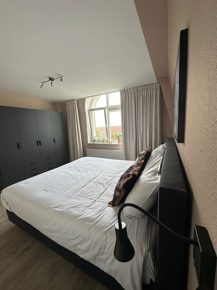 Ვინტაჟური ვარდისფერი საძინებელი ლამაზი საწოლითა და ფართო გარდერობით.
Ფრენის ეკრანი ხელმისაწვდომია.