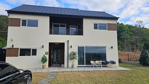 Haevichi Hill
A private and quiet country house 
From May, swimming pool opening, various gatherings