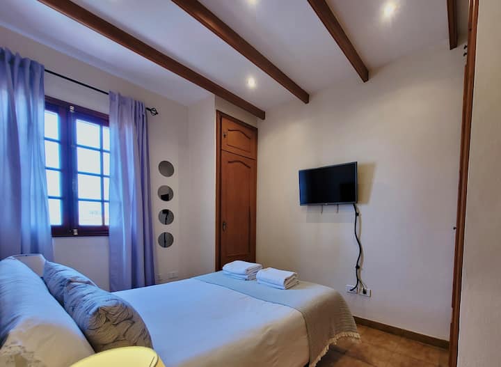 Dormitorio principal con televisión / Master bedroom with TV