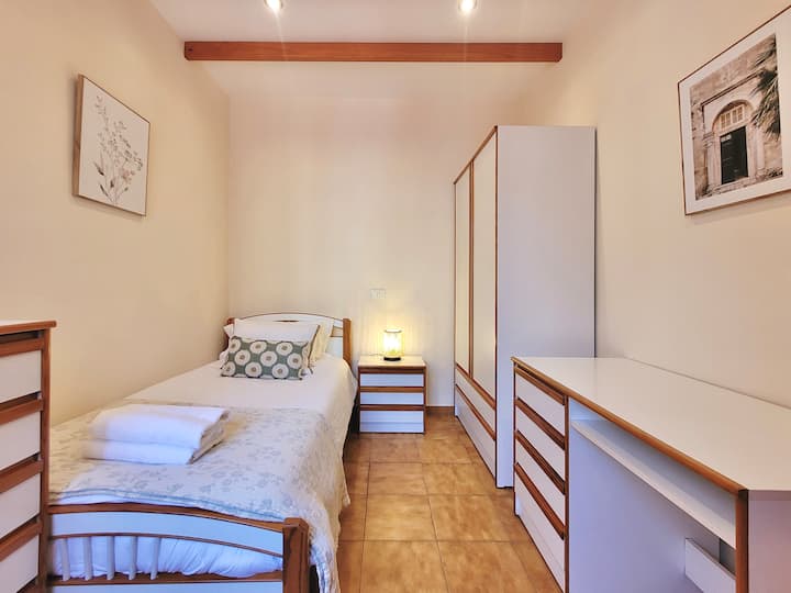 Habitación con cama individual / Bedroom with single bed