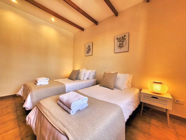 Habitación con dos camas individuales / Bedroom with two single beds