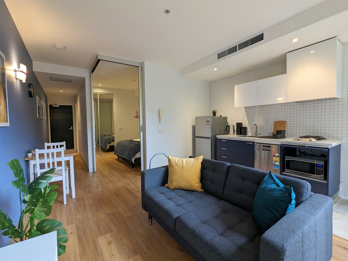 Top performing Airbnb: Modern APT @ Lincoln Square w/ Parking in Carlton