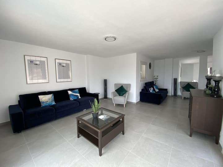 プールとプラヤの景色を一望できる広いラウンジ。