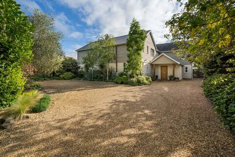 Stunning home, Sleeps 10, Tennis Court & Pool