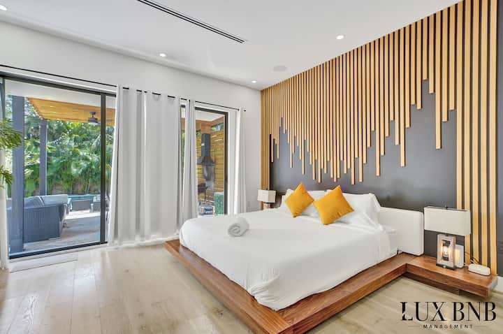 Dormitorio principal con cama tamaño king, sábanas de lujo y baño privado con ducha de efecto lluvia y bañera extragrande