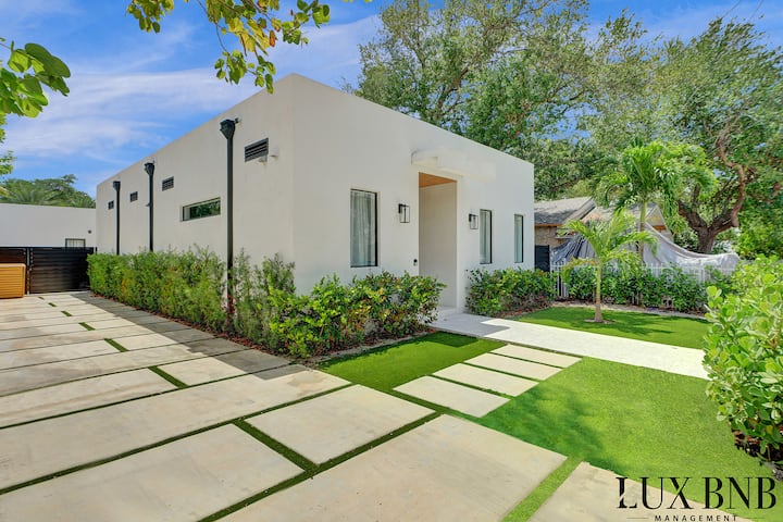 Bali Villa | Design District | Heated Pool & Spa - Miami, FL