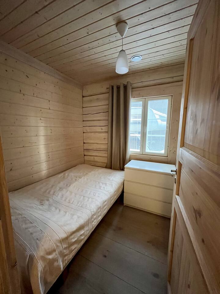 卧室较小。床120厘米。