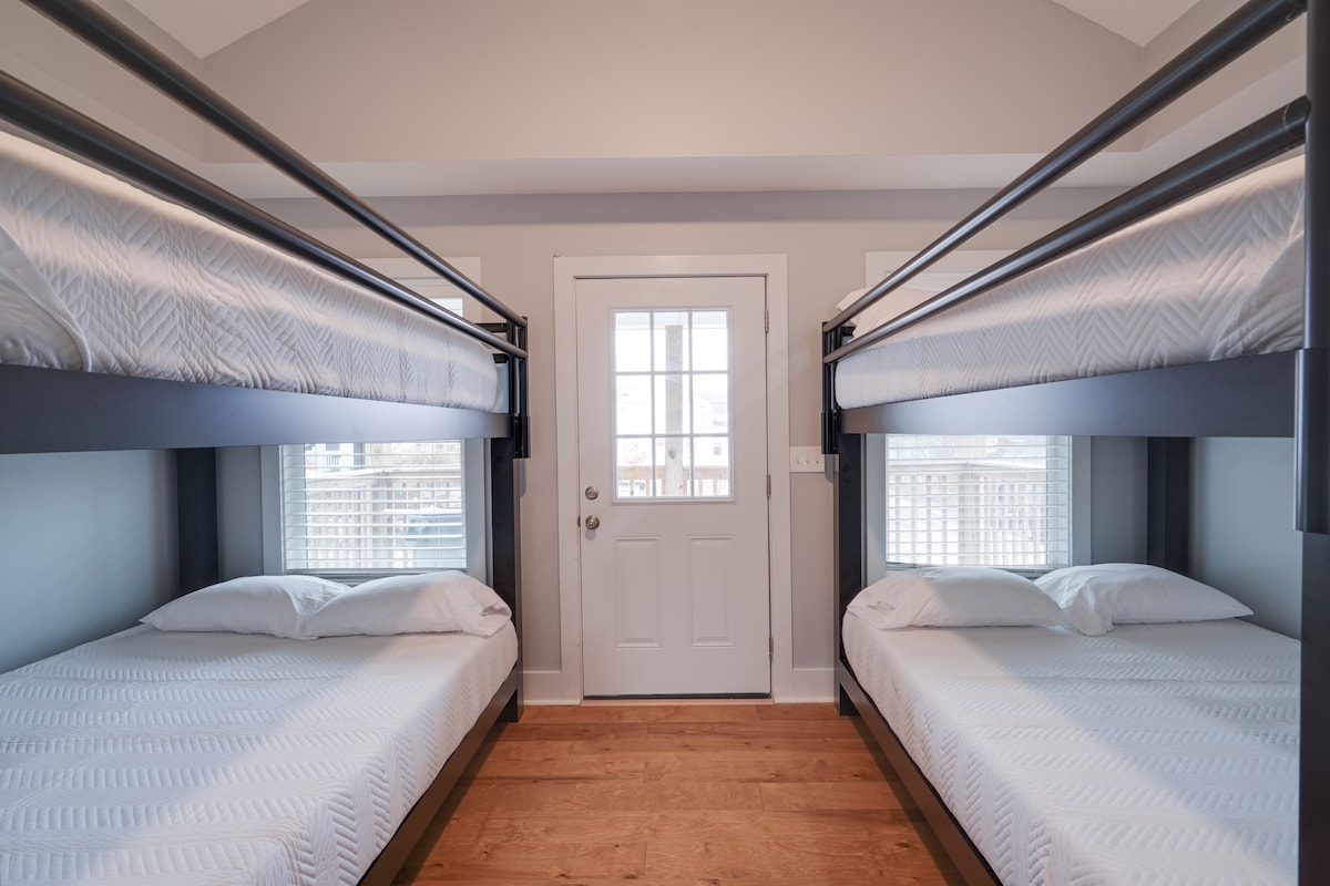 2 queensize stapelbedden (4 queensize bedden in totaal)