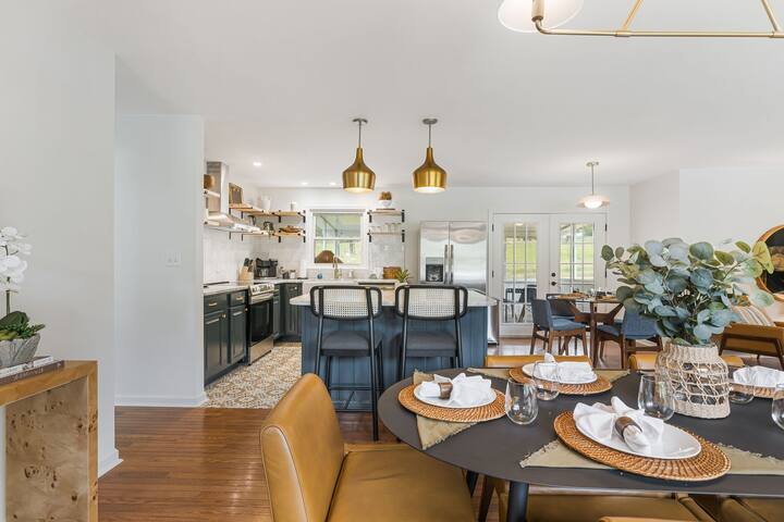 Karaoke Chalet | 2 Kitchens • Hot Tub • Sauna gallery image 4