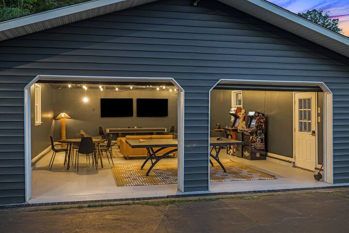 Karaoke Chalet | 2 Kitchens • Hot Tub • Sauna gallery image 2