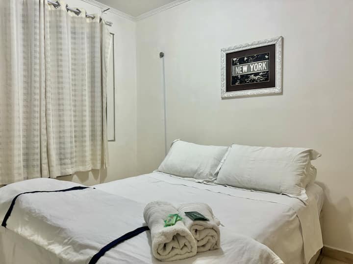 Стая с 1 двойно легло.
Дрехи за гардероб със закачалки в стаята; спално бельо и спално бельо за баня; ютия; сешоар.