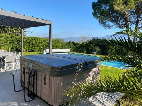 Villa with Pool, Jacuzzi & Balneo Bathtub