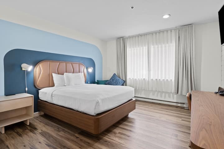 Queen Bed, Hill View-near Ocean - Yachats, OR
