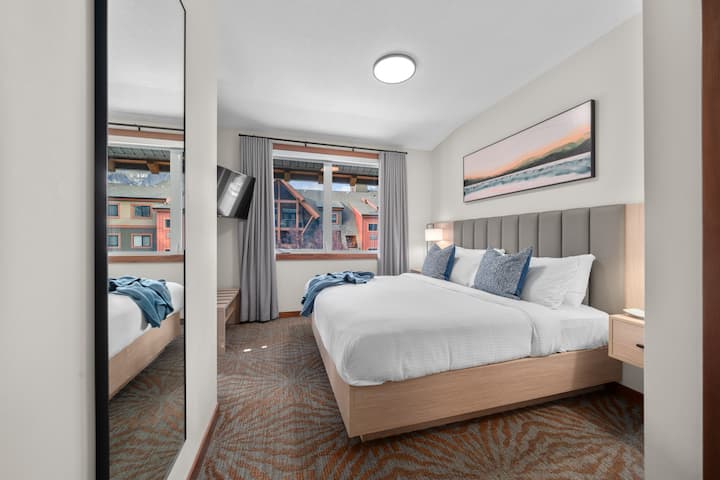 Entra nella splendida camera da letto principale, completa di specchio per una maggiore comodità e stile: il luogo perfetto per rilassarsi e distendersi.