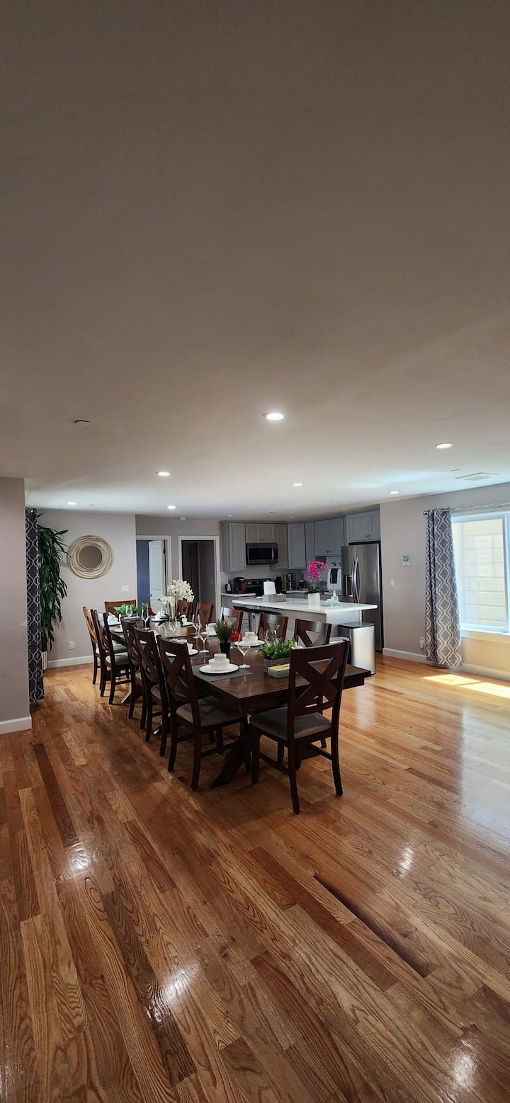 8-br, 8-bath Home: Your Perfect Staycation Near Sf - Daly City, CA
