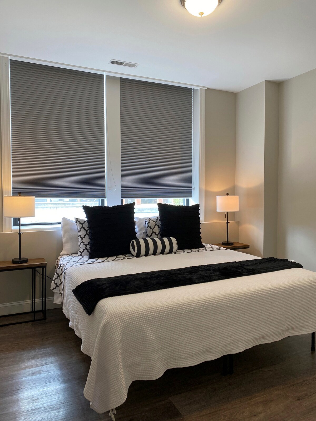 เตียงคิงไซส์หรูหราพร้อมที่นอนผสมชาเขียวตู้เสื้อผ้าแบบวอล์คอินสมาร์ททีวี