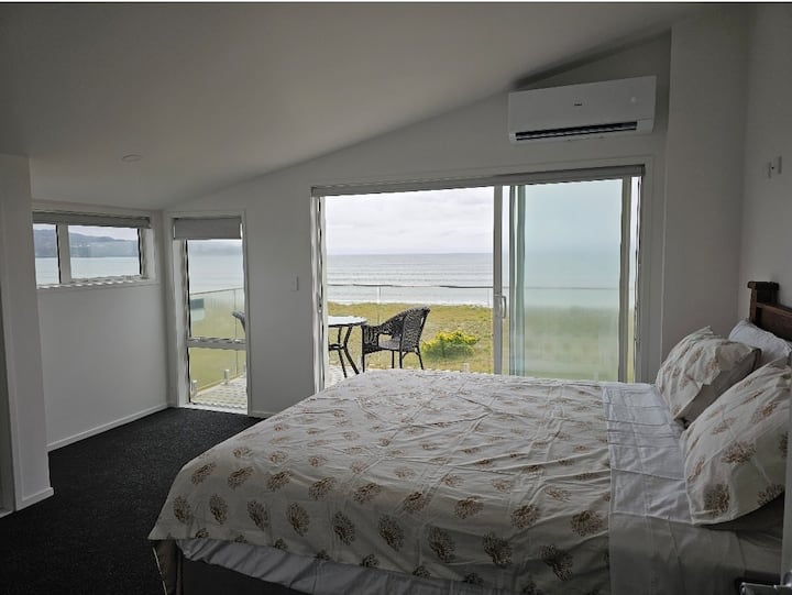 ห้องนอนใหญ่พร้อมเตียงคิงไซส์  เปิดให้มีดาดฟ้าส่วนตัว