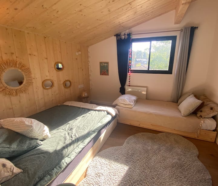 Táto izba má 90 cm posteľ a 140 cm posteľ. 