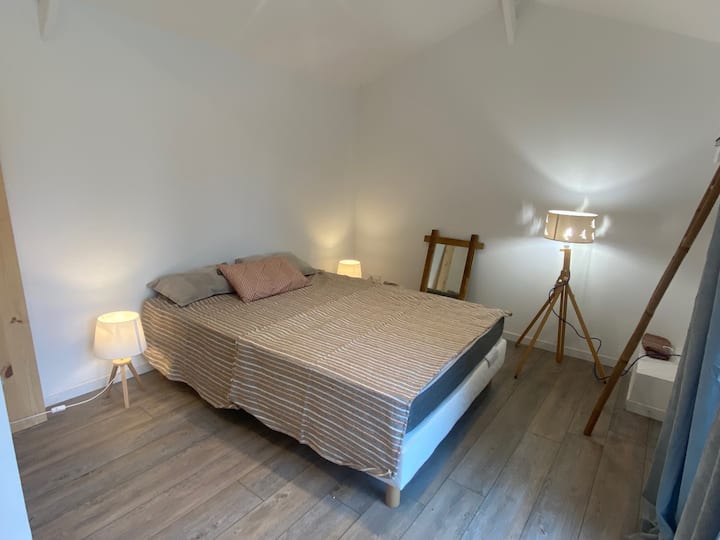 Spálňa v prístavbe má 140 cm posteľ. 