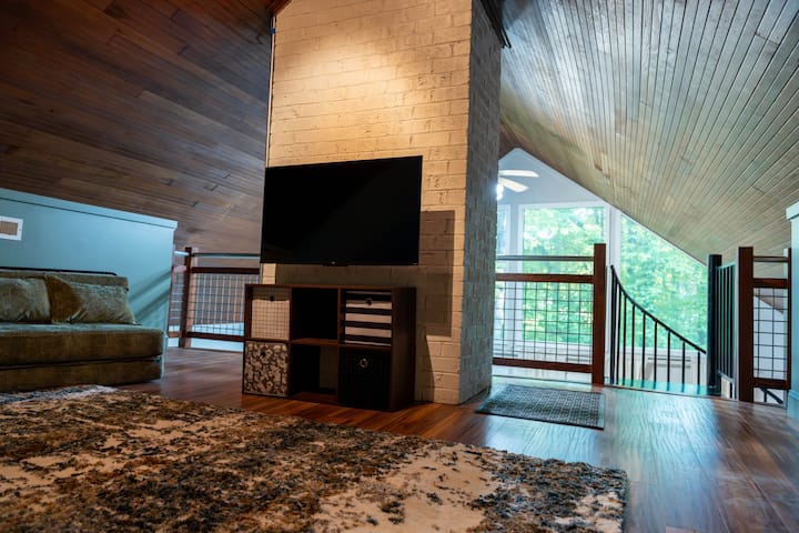 Një televizor inteligjent Roku 43"me tingull rrethues, një çelës Nintendo dhe disa lodra janë të gjitha të disponueshme në hapësirën e loftit