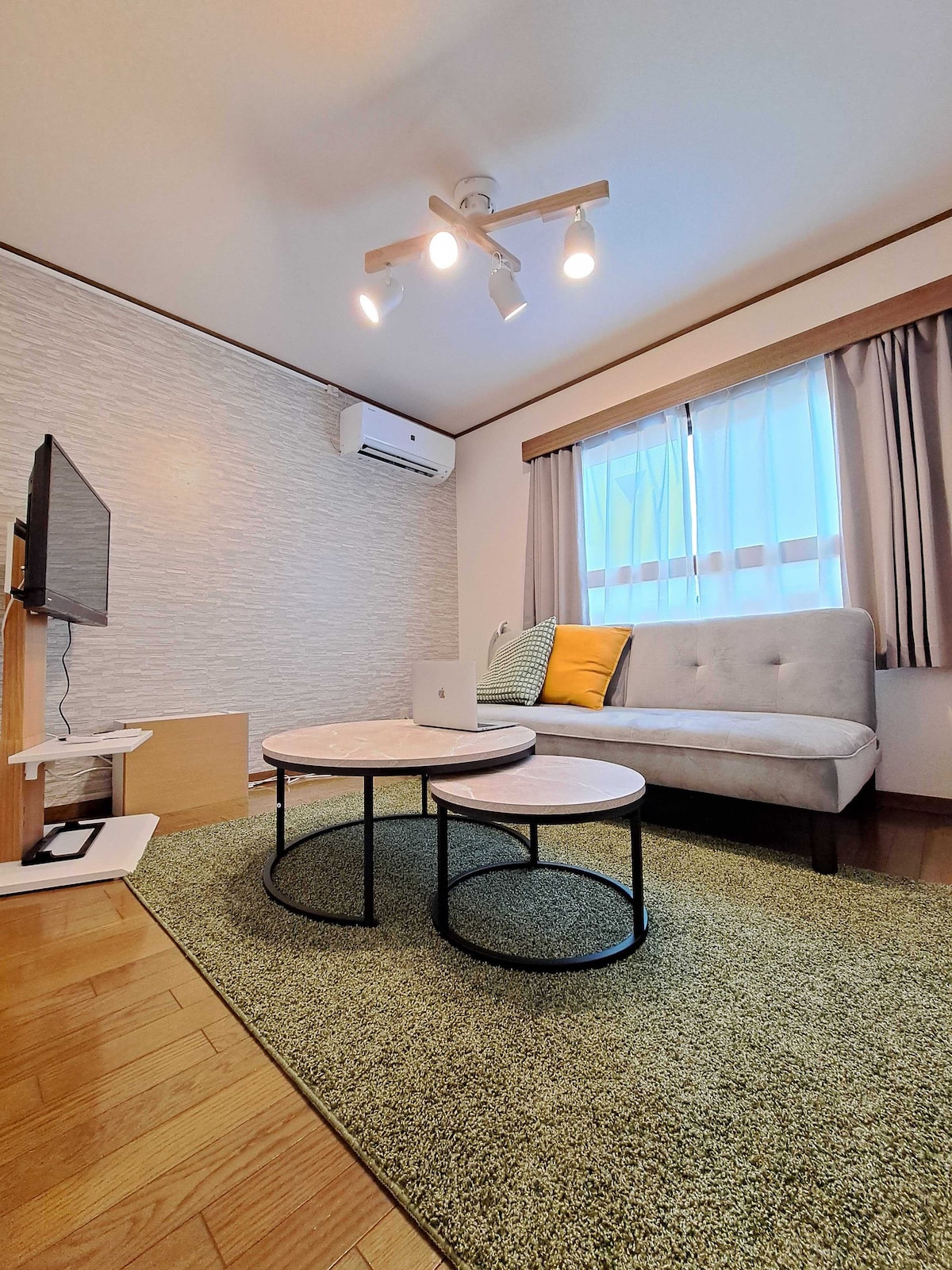 Собата во западен стил има кауч за опуштање