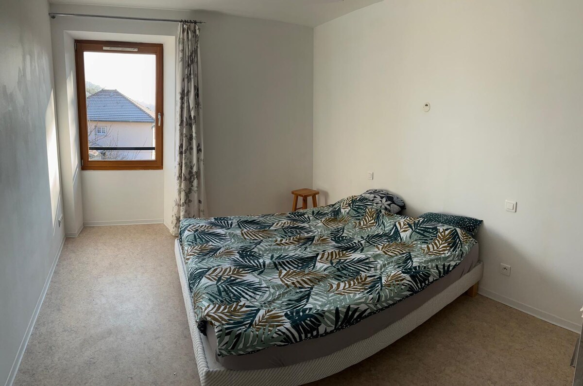 سرير مزدوج مع خزانة ملابس وإطلالة على الحديقة والجبل