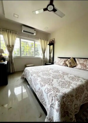 双人床可容纳2人，储物空间充足，有橱柜。 整栋房子四周绿意盎然，阳光明媚 