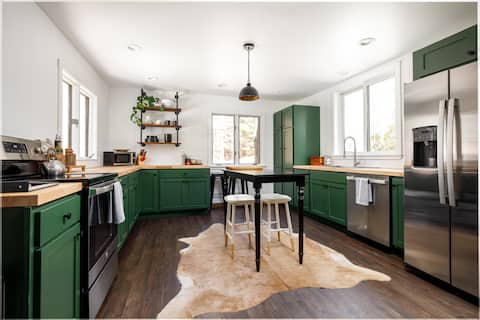 Woodland cottage, firepit, updated kitchen