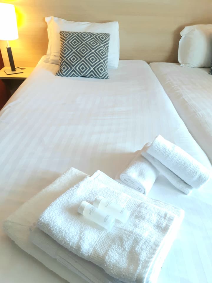 Karatasi ya choo iliyotolewa (taulo ndogo na kubwa, na mikeka ya kuogea), pamoja na shampuu na kuosha mwili.