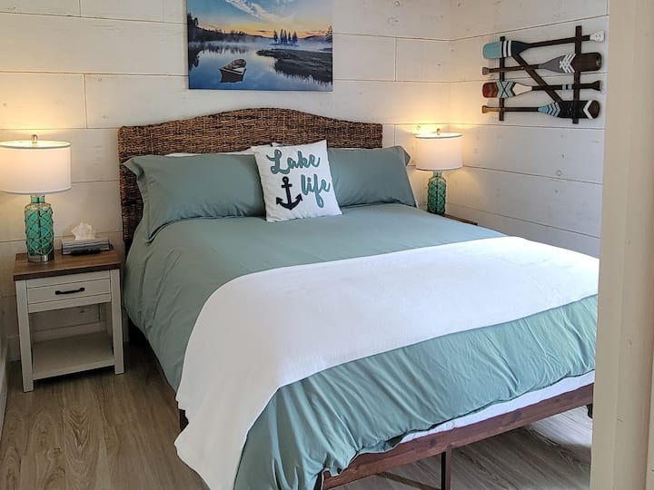Acurrúcate con un buen libro en la cómoda cama tamaño queen con mesitas de noche con lámparas que tocan lámparas con enchufes de carga. 
Aspiradora robótica ubicada debajo de la cama para mantener el piso limpio mientras te hospedas.