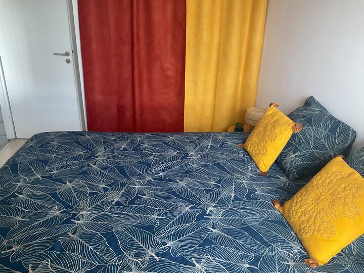 Pas perdeve, do të gjesh një raft të madh veshjesh me depo