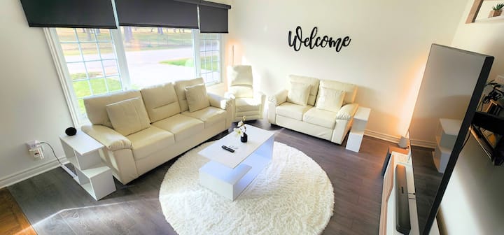 Luxury Home W/ Hot Tub, Ps5, Ev, 75in 4k Tv, & Bbq - Sault Ste. Marie