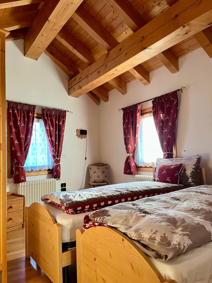 Una stanza calda e vivace, perfetta per bambini, ragazzi o amici
Tessuti caldi e pregiati fanno risaltare lo stile di montagna
Un invito al gioco, al riposo e alla condivisione
Qui si dorme bene, si sogna meglio
Prenota il tuo angolo di gioia alpina.