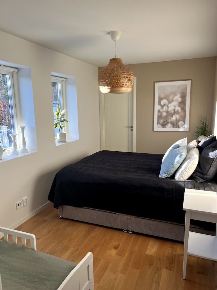 Spavaća soba s bračnim krevetom 160 cm x 200 cm i dječjim krevetom 70 cm x 140 cm