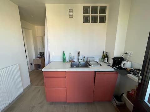 Top Airbnb: Bright Studio w/ 2 Balconies – Near Paris, 32m2 in Vincennes