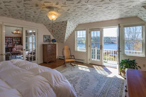 Stunning Waterfront Home | Breakfast | Hot Tub