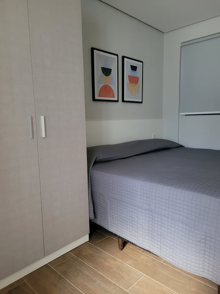 No ambiente do quarto, você escolhe a opção de uma cama para casal OU  2 camas de solteiro.