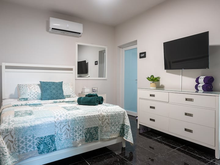 El dormitorio 3 tiene una salida al área de la piscina. 