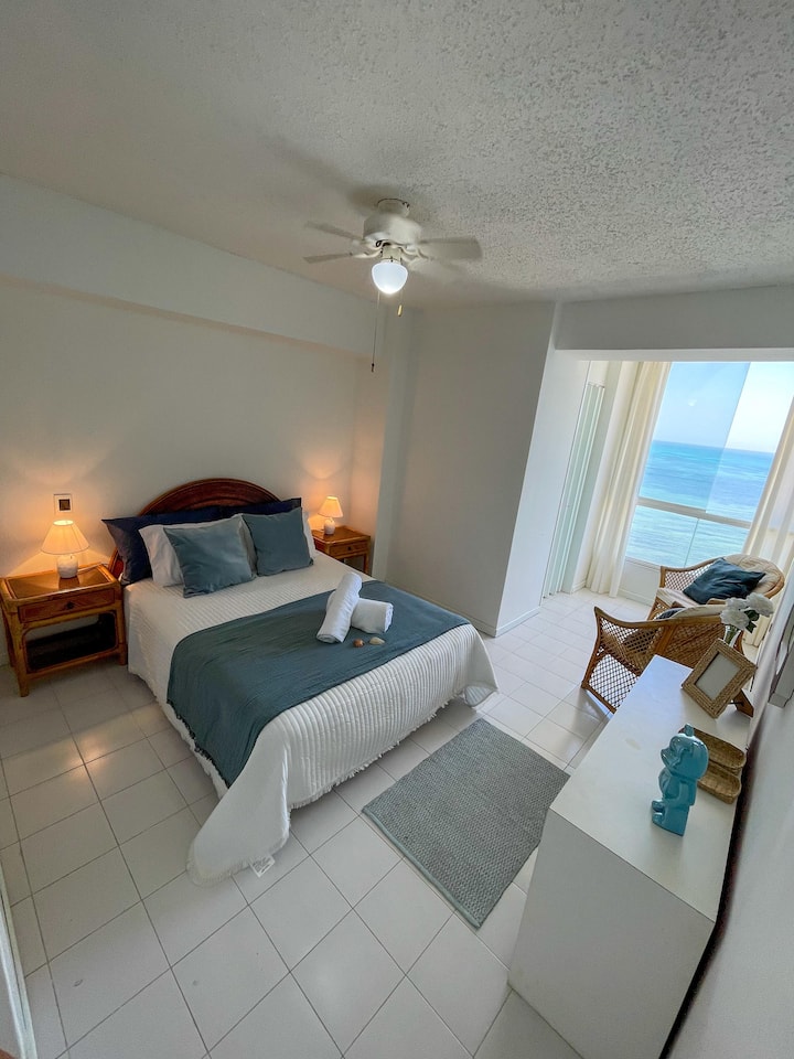 ¡Despiértate en nuestro dormitorio principal con unas maravillosas vistas al mar! Disfruta de la brisa del mar y del dormitorio totalmente equipado.
¡Hay un baño en suite para tu total privacidad y comodidad!