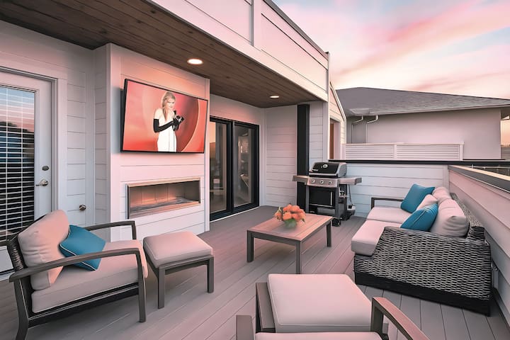 West End Wonder | Rooftop Lounge + Shuffleboard