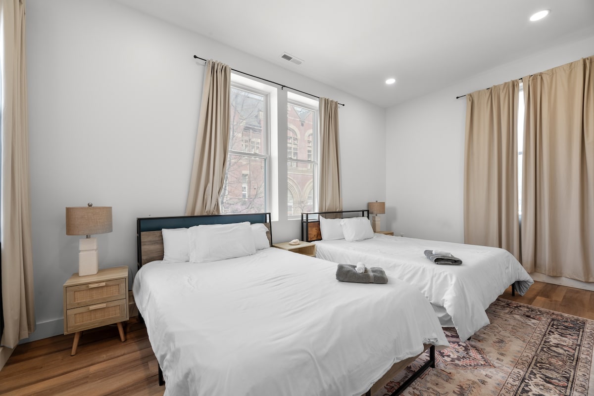 Relájate con estilo y comodidad en esta habitación luminosa y moderna con camas acogedoras y un ambiente sereno. ✨️