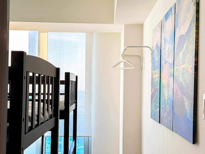 חדר שינה בהיר עם 2 מיטות קומותיים יציבות, מושלם לקבוצות או למשפחות. מצעים נקיים ואור טבעי יוצרים מרחב מסביר פנים שבו כולם יכולים לנוח בנוחות אחרי יום מהנה. אידיאלי לילדים, חברים או אורחים נוספים. ️✨