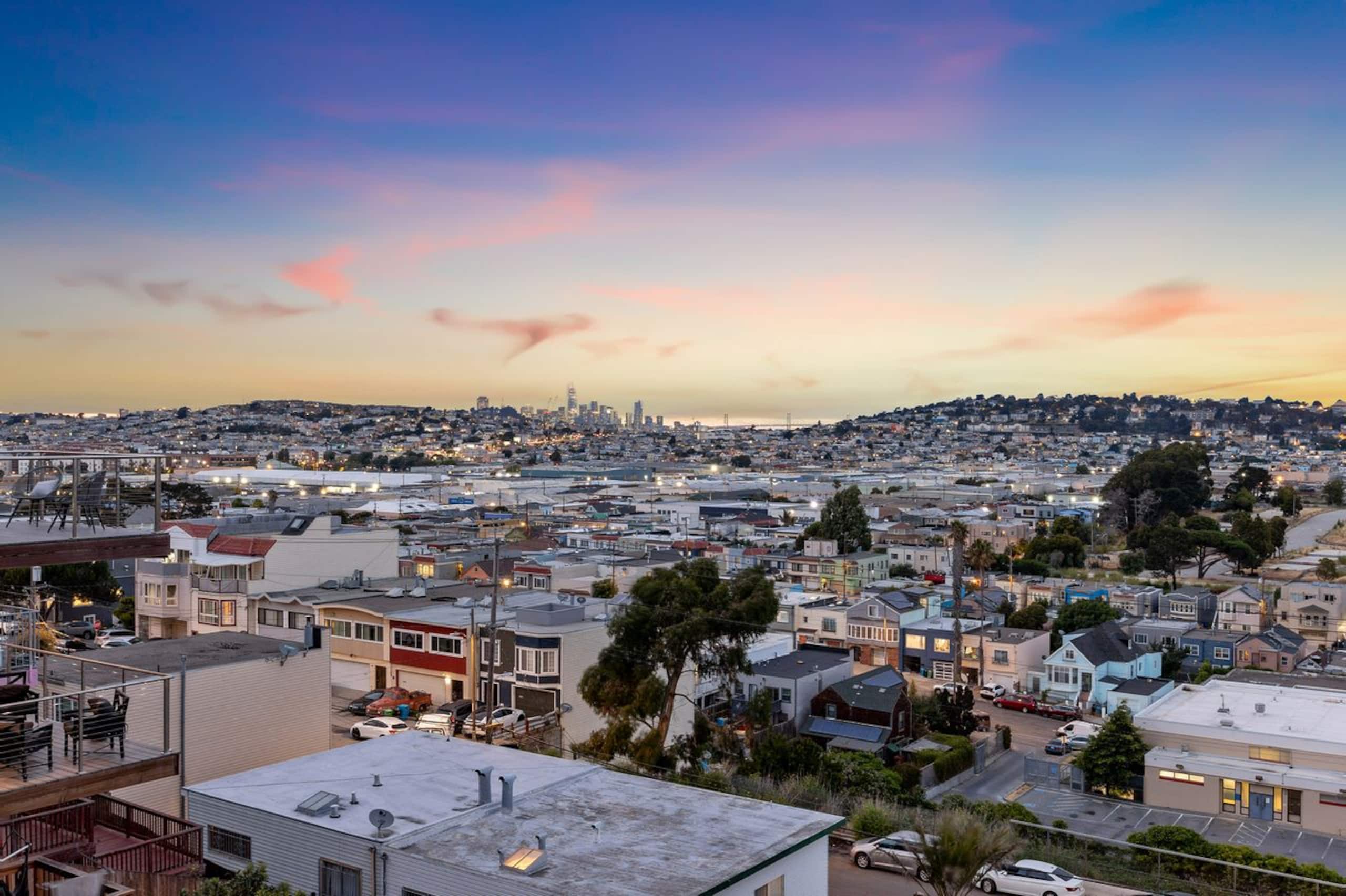 Spacious Property with Ocean View in San Francisco - Image 12