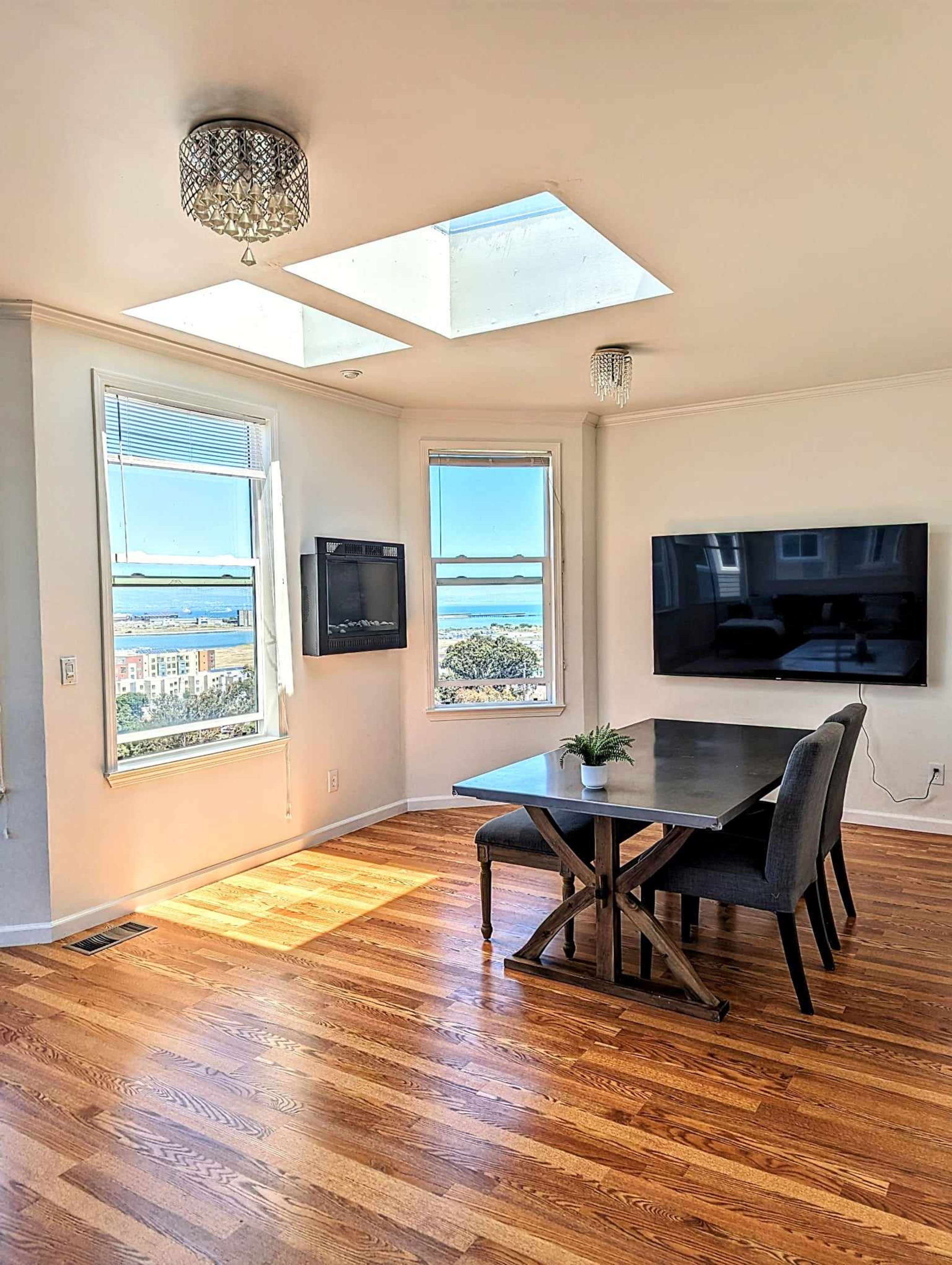 Spacious Property with Ocean View in San Francisco - Image 9