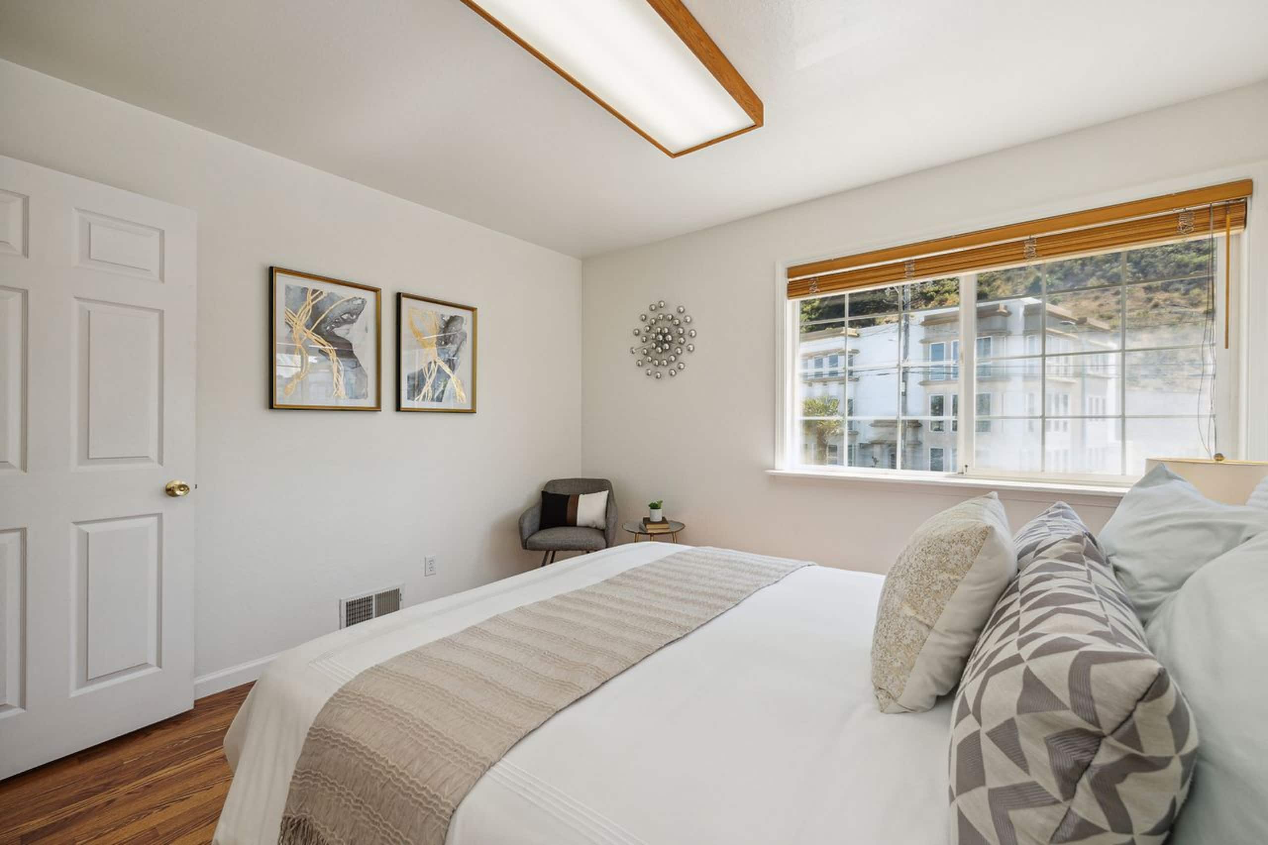 Spacious Property with Ocean View in San Francisco - Image 32